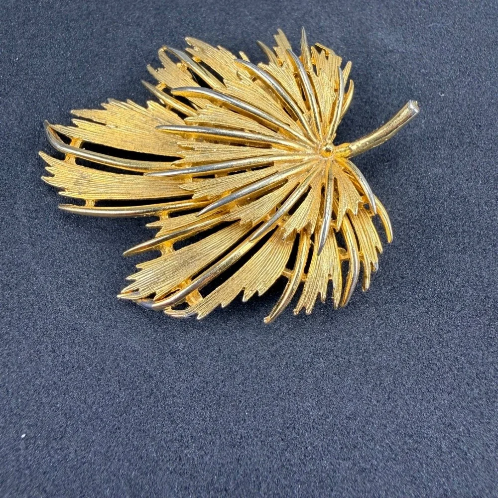 Vintage Gold Tone Textured Maple Leaf Brooch Pin Openwork Nature Fall 2